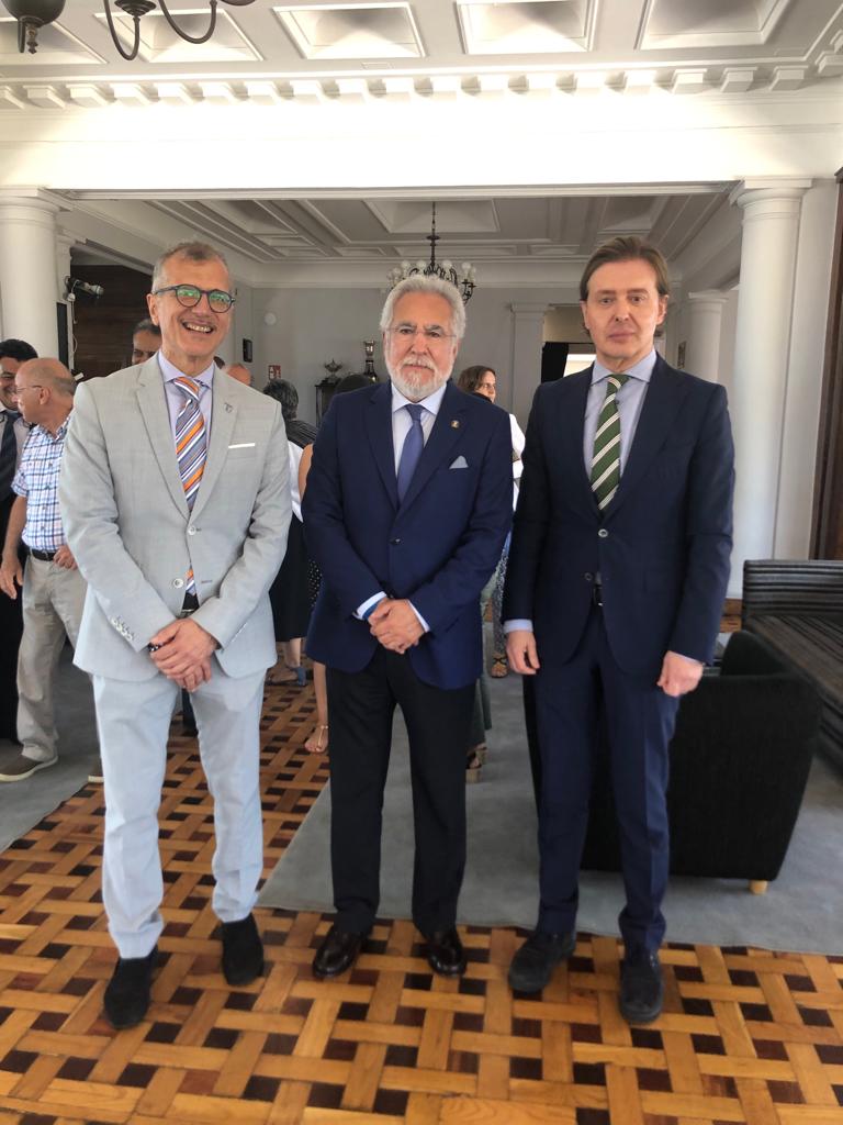 Tcnicos e funcionarios libios co director xeral de Relacins Exteriores e coa UE, Jess Gamallo, durante a sa visita de estudo a Galicia. Fonte:  Xunta de Galicia 2019.jpg