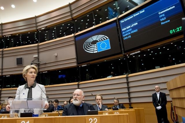 A presidenta von der Leyen e o vicepresidente executivo Timmermans expoñendo o Pacto Verde Europeo no pleno do Parlamento Europeo. Fonte: © European Union 2019. Fotógrafo: Etienne Ansotte.jpg